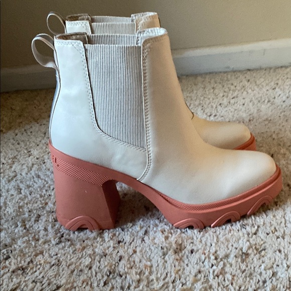 Sorel White and Pink Heeled Boots with Chunky Sole - Picture 3 of 5